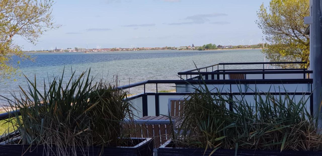 Haus Achtern Diek In Erster Reihe Am Meer Фехмарн Екстериор снимка