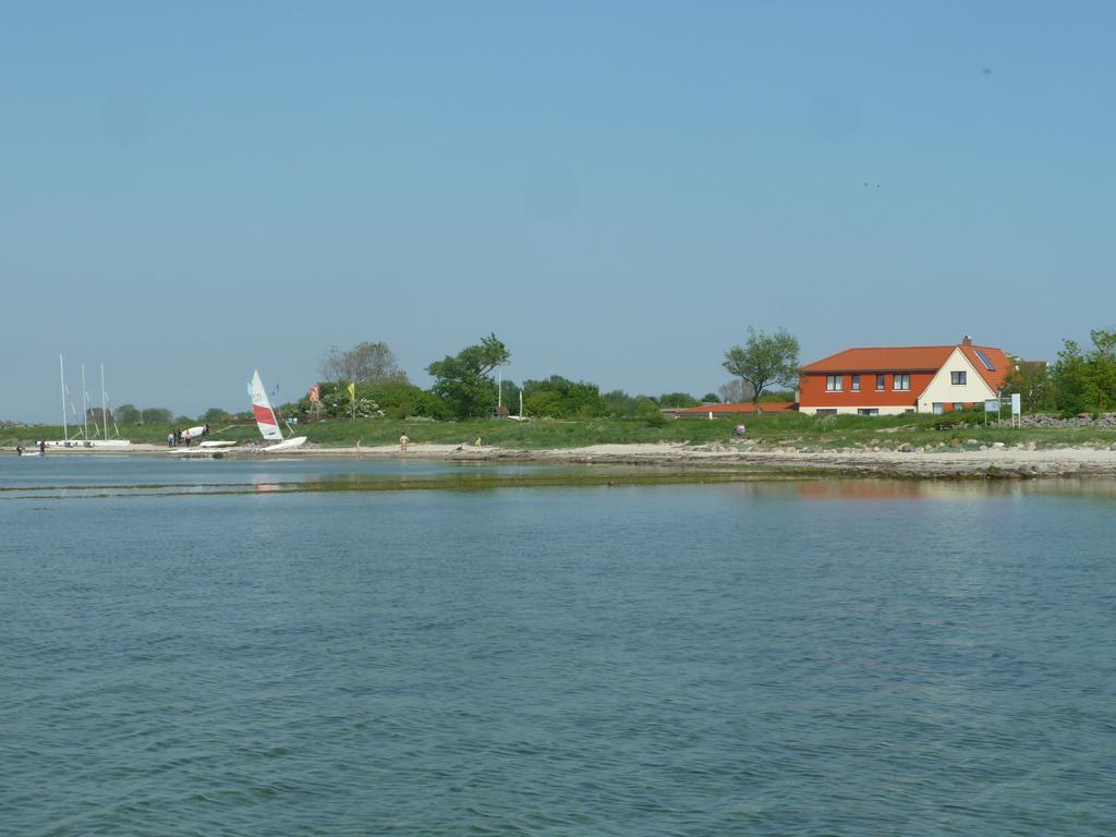 Haus Achtern Diek In Erster Reihe Am Meer Фехмарн Екстериор снимка