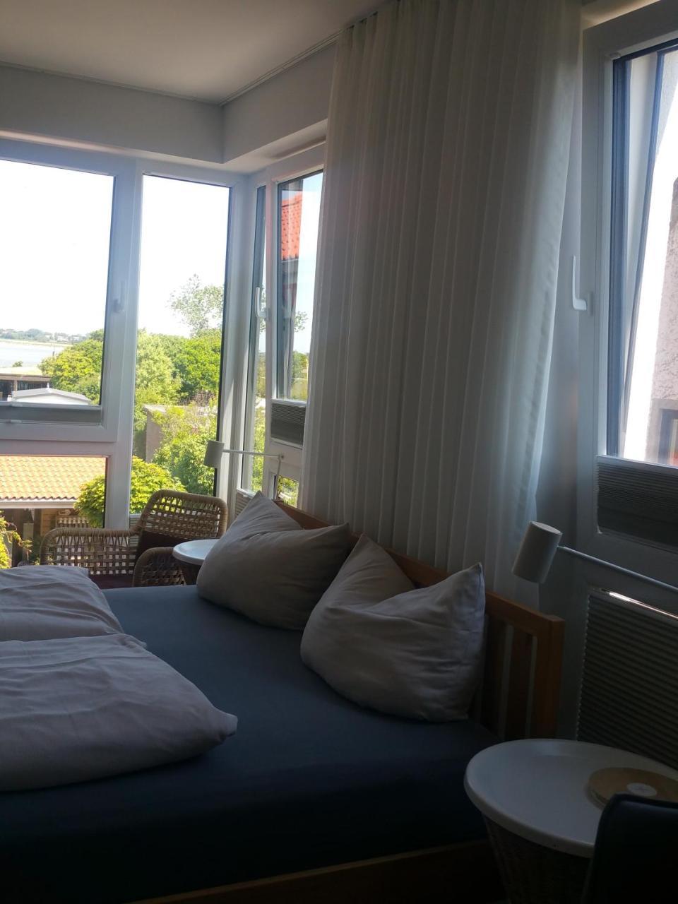 Haus Achtern Diek In Erster Reihe Am Meer Фехмарн Екстериор снимка